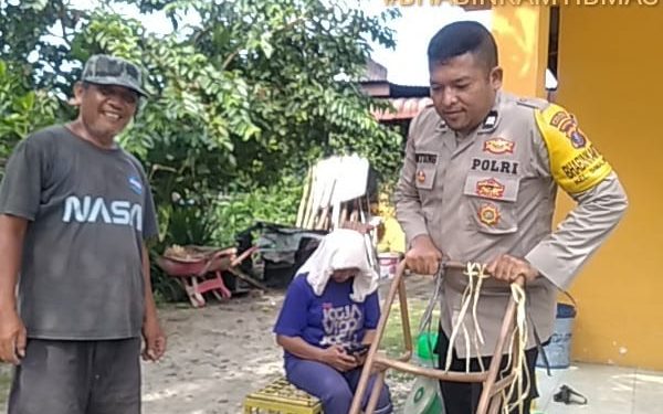 Dukung Ketahanan Pangan, Bhabinkamtibmas Polsek Siantar Selatan Turun Tangan Bantu Petani Jemur Jagung