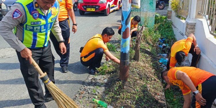 Sambut HUT Bhayangkara ke-80, Polres Pematangsiantar Perkuat Toleransi Lewat Bakti Sosial di Gereja dan Masjid Sambut HUT Bhayangkara ke-80, Polres Pematangsiantar Perkuat Toleransi Lewat Bakti Sosial di Gereja dan Masjid