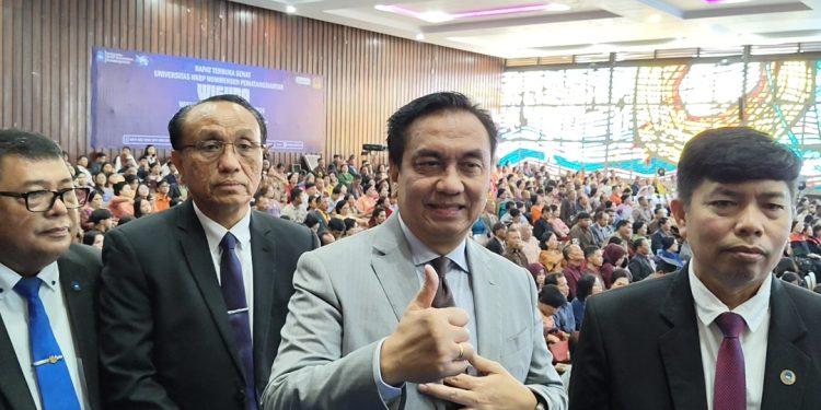 207 Mahasiswa Diwisuda, Effendi Simbolon Tegaskan Komitmen Tingkatkan Mutu Pendidikan dan Buka Prodi Baru 207 Mahasiswa Diwisuda, Effendi Simbolon Tegaskan Komitmen Tingkatkan Mutu Pendidikan dan Buka Prodi Baru