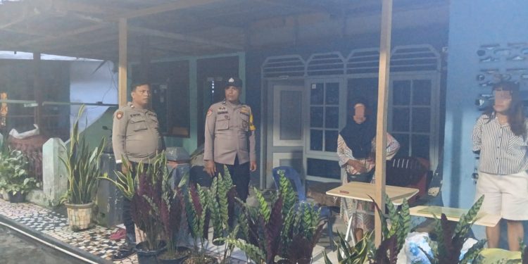 Respon Cepat Laporan 110, Polsek Siantar Selatan Cek TKP Dugaan KDRT di Kompleks RSUD Djasamen Saragih Respon Cepat Laporan 110, Polsek Siantar Selatan Cek TKP Dugaan KDRT di Kompleks RSUD Djasamen Saragih