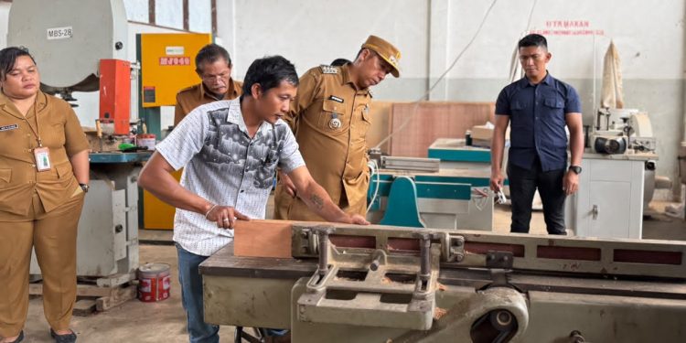Bupati Taput Dorong Peserta Pelatihan Furnitur BLK Silangkitang Jadi Wirausaha Mandiri, Beri Pesanan Kerja Perdana Bupati Taput Dorong Peserta Pelatihan Furnitur BLK Silangkitang Jadi Wirausaha Mandiri, Beri Pesanan Kerja Perdana
