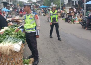 Satlantas Polres Pematangsiantar Turun ke Pasar Dwikora, Edukasi Pengguna Jalan dan Pedagang Demi Cegah Kemacetan