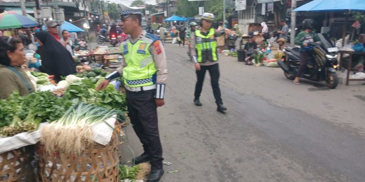 Satlantas Polres Pematangsiantar Turun ke Pasar Dwikora, Edukasi Pengguna Jalan dan Pedagang Demi Cegah Kemacetan