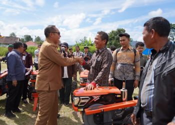 Gebrakan Nyata Pemkab Taput: Kunker di Pangaribuan, Bupati JTP Hutabarat Salurkan Bantuan Masif dan Pastikan Perbaikan Infrastruktur 