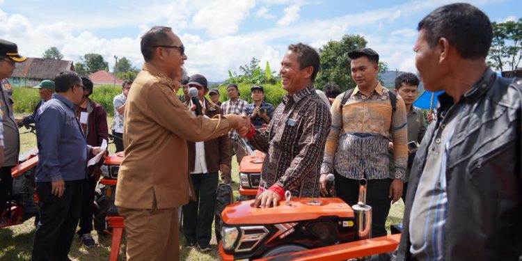 Gebrakan Nyata Pemkab Taput: Kunker di Pangaribuan, Bupati JTP Hutabarat Salurkan Bantuan Masif dan Pastikan Perbaikan Infrastruktur 