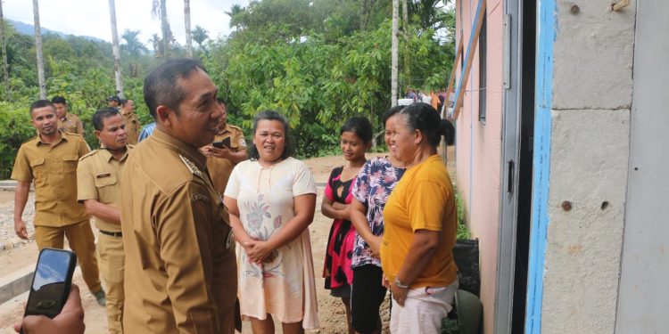 Komitmen Hunian Layak: Bupati JTP Hutabarat Tinjau Huntap dan Huntara di Kecamatan Adian Koting Komitmen Hunian Layak: Bupati JTP Hutabarat Tinjau Huntap dan Huntara di Kecamatan Adian Koting