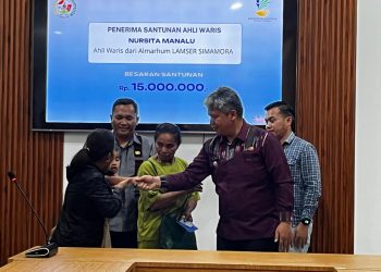 Pemkab Tapanuli Utara Serahkan Santunan Korban Kebakaran Hutatinggi