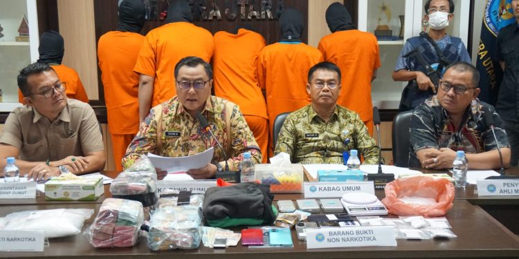 Simpan Sabu di Rumah dan Jok Motor, Komplotan Pengedar Dibekuk BNNP Sumut Simpan Sabu di Rumah dan Jok Motor, Komplotan Pengedar Dibekuk BNNP Sumut
