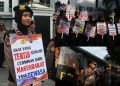 Poster Damai dan Senyum Polwan Warnai Unjuk Rasa Mahasiswa  Nommensen