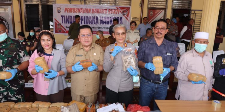 Musnahkan 78 Kilogram Ganja dan 1,1 Kilogram Sabu, Polres Pematangsiantar Selamatkan 236 Ribu Jiwa dari Ancaman Narkoba Musnahkan 78 Kilogram Ganja dan 1,1 Kilogram Sabu, Polres Pematangsiantar Selamatkan 236 Ribu Jiwa dari Ancaman Narkoba