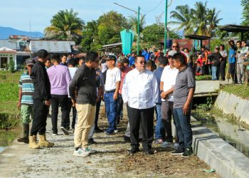 Wesly Turun Langsung Pimpin Jumpa Berlian, Drainase Persawahan di Sibatu-batu Kembali Lancar