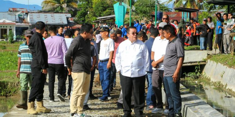 Wesly Turun Langsung Pimpin Jumpa Berlian, Drainase Persawahan di Sibatu-batu Kembali Lancar Wesly Turun Langsung Pimpin Jumpa Berlian, Drainase Persawahan di Sibatu-batu Kembali Lancar