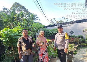 Dukung Ketahanan Pangan, Bhabinkamtibmas Polsek Siantar Marihat Bagikan Bibit Cabai dan Terong kepada Warga
