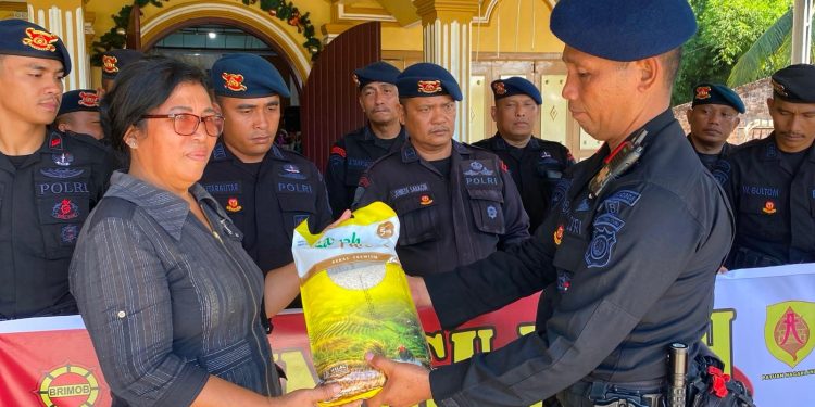 Minggu Kasih Brimob Sumut Sentuh Hati Jemaat, Tebar Kepedulian dan Perkuat Harmoni di Pematangsiantar Minggu Kasih Brimob Sumut Sentuh Hati Jemaat, Tebar Kepedulian dan Perkuat Harmoni di Pematangsiantar