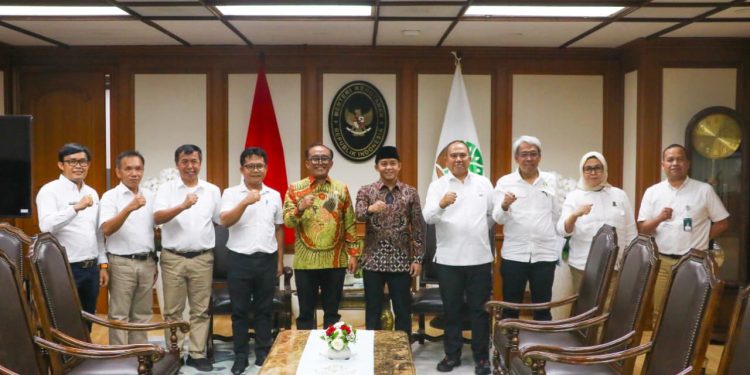 Wakil Bupati Samosir Sampaikan Usulan Program Strategis ke Kementerian Kehutanan RI terkait Pengelolaan Kawasan Hutan Wakil Bupati Samosir Sampaikan Usulan Program Strategis ke Kementerian Kehutanan RI terkait Pengelolaan Kawasan Hutan
