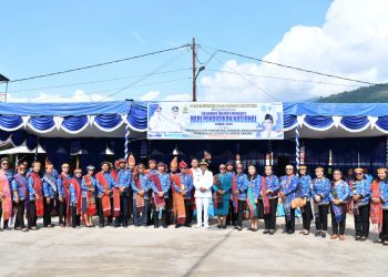 Wabup Samosir Pimpin Upacara Hardiknas 2026, Ulos Warnai Semangat Pendidikan dan Budaya