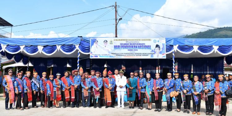 Wabup Samosir Pimpin Upacara Hardiknas 2026, Ulos Warnai Semangat Pendidikan dan Budaya