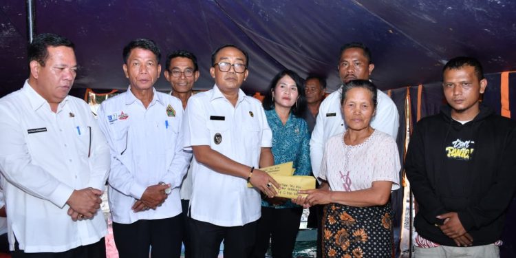 Pemkab Samosir Beri Penghiburan kepada Korban Kebakaran, Wabup Ariston Tua Sidauruk Serahkan Bantuan Tunai, Sembako dan Bahan Bangunan 