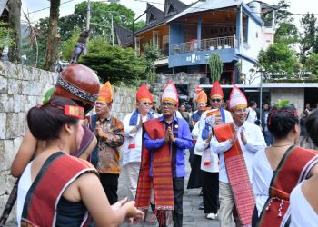 Wamen PPN/Wakil Kepala Bappenas Kunjungi Samosir, Wabup Sambut di Huta Siallagan dan Serahkan Proposal Pengembangan Daya Tarik Wisata Baru