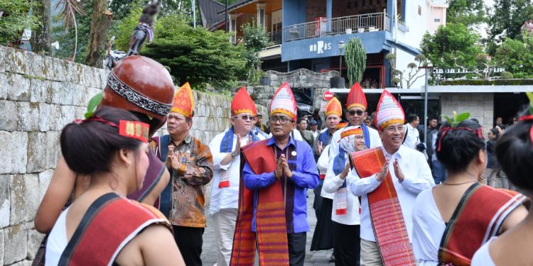 Wamen PPN/Wakil Kepala Bappenas Kunjungi Samosir, Wabup Sambut di Huta Siallagan dan Serahkan Proposal Pengembangan Daya Tarik Wisata Baru