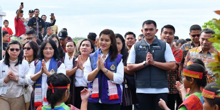 Dua Hari di Samosir, Ketua Pembina Posyandu Sumut Kahiyang Ayu Pastikan Pelayanan Posyandu Berjalan Optimal Dua Hari di Samosir, Ketua Pembina Posyandu Sumut Kahiyang Ayu Pastikan Pelayanan Posyandu Berjalan Optimal