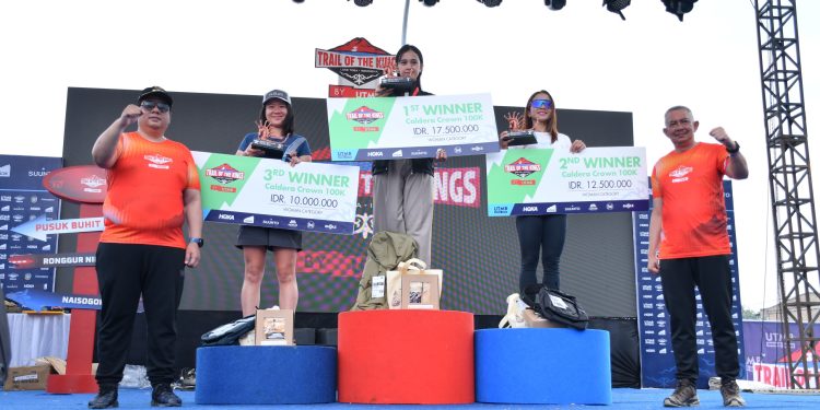 Juara TOTK 2026 Naik Podium, Bupati Samosir bersama Sekdaprovsu Serahkan Hadiah
