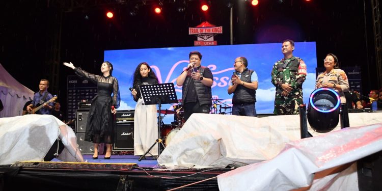 Ribuan Penonton Padati Konser Penutup Trail of The Kings 2026, Bupati Samosir Apresiasi Dukungan Masyarakat Ribuan Penonton Padati Konser Penutup Trail of The Kings 2026, Bupati Samosir Apresiasi Dukungan Masyarakat
