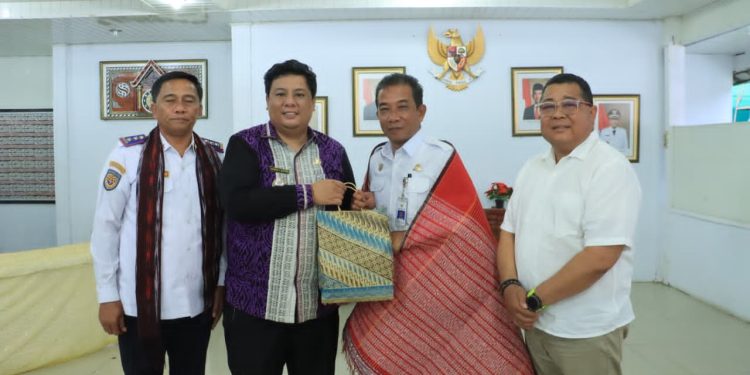 Pemkab Samosir Terima Hibah Tiga Dermaga dari Kementerian Perhubungan Pemkab Samosir Terima Hibah Tiga Dermaga dari Kementerian Perhubungan