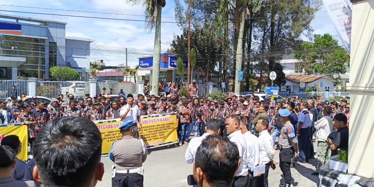 Kasus Penyerangan Kantor Markas Cabang Lasakar Merah Putih ( LMP ) kabupaten Karo Mandek Hampir Setahun, Ratusan Massa Geruduk Polres Tuntut Keadilan Kasus Penyerangan Kantor Markas Cabang Lasakar Merah Putih ( LMP ) kabupaten Karo Mandek Hampir Setahun, Ratusan Massa Geruduk Polres Tuntut Keadilan