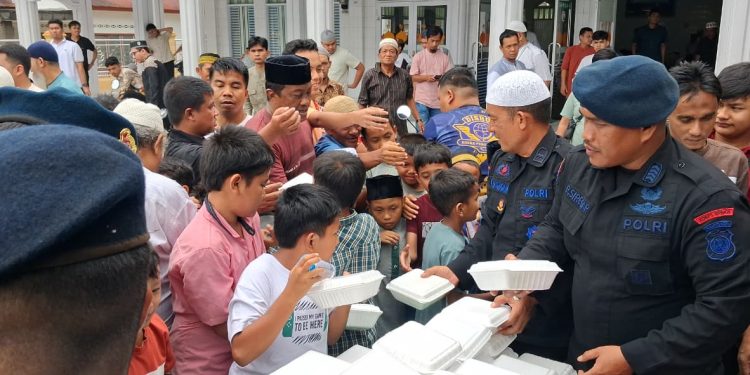 Jumat Berkah Brimob Polda Sumut, 700 Paket Makanan Dibagikan untuk Warga Padangsidimpuan Jumat Berkah Brimob Polda Sumut, 700 Paket Makanan Dibagikan untuk Warga Padangsidimpuan