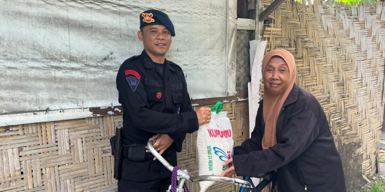 Jumat Berkah Brimob Polda Sumut, Den Gegana Salurkan Sembako untuk Ringankan Beban Warga Jumat Berkah Brimob Polda Sumut, Den Gegana Salurkan Sembako untuk Ringankan Beban Warga