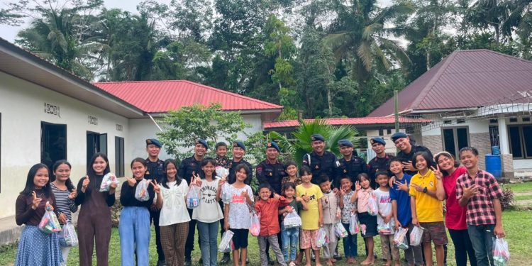 Brimob Polda Sumut Tebar Kepedulian di Pulau Nias, Program Minggu Kasih Pererat Silaturahmi dengan Masyarakat