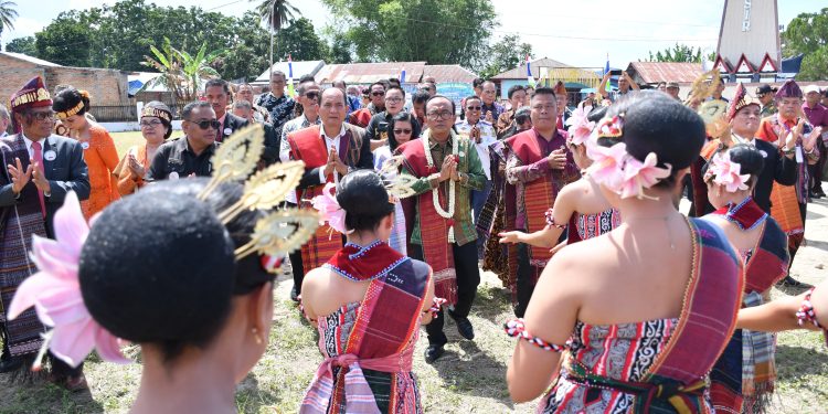 Wabup Samosir Ajak Pomparan Toga Samosir Berkontribusi Membangun Bona Pasogit, Pesta Bolon PTSBI Gaungkan Persatuan dan Pelestarian Budaya Batak Wabup Samosir Ajak Pomparan Toga Samosir Berkontribusi Membangun Bona Pasogit, Pesta Bolon PTSBI Gaungkan Persatuan dan Pelestarian Budaya Batak