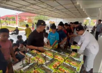 Brimob Polda Sumut Tebar Kepedulian, 250 Paket Nasi Kotak Dibagikan kepada Jamaah Masjid Al Baroqah dalam Program Jumat Berkah