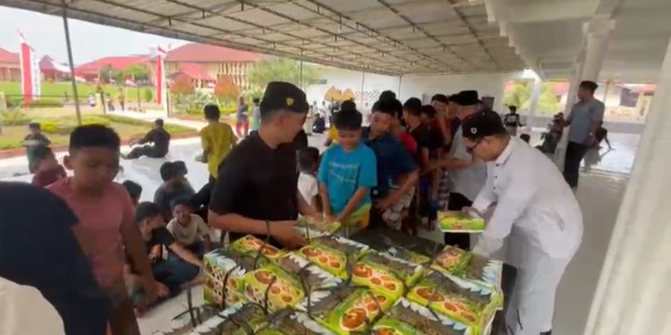 Brimob Polda Sumut Tebar Kepedulian, 250 Paket Nasi Kotak Dibagikan kepada Jamaah Masjid Al Baroqah dalam Program Jumat Berkah