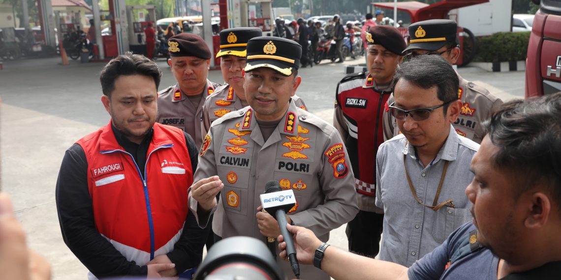 Kapolrestabes Medan Turun Langsung Awasi Distribusi BBM, Pengawalan Dilakukan hingga SPBU Kapolrestabes Medan Turun Langsung Awasi Distribusi BBM, Pengawalan Dilakukan hingga SPBU