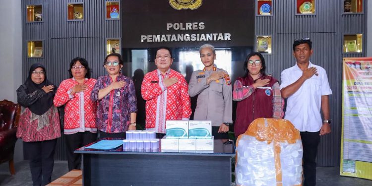 Wali Kota Wesly Serahkan 1.000 Alat Tes Urine ke Polres, Pemko Pematangsiantar Perkuat Perang Melawan Narkoba Wali Kota Wesly Serahkan 1.000 Alat Tes Urine ke Polres, Pemko Pematangsiantar Perkuat Perang Melawan Narkoba