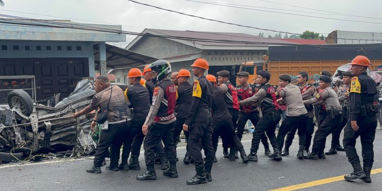Brimob Polda Sumut Sigap Tangani Kecelakaan Beruntun di Medan–Berastagi, Evakuasi Korban dan Urai Kemacetan Brimob Polda Sumut Sigap Tangani Kecelakaan Beruntun di Medan–Berastagi, Evakuasi Korban dan Urai Kemacetan