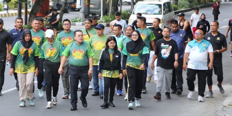 Wali Kota dan Wakil Wali Kota Pematangsiantar Semarakkan Festival Rakyat, Pemko Perkuat Sinergi Wujudkan Kota Sehat dan Penuh Kebersamaan Wali Kota dan Wakil Wali Kota Pematangsiantar Semarakkan Festival Rakyat, Pemko Perkuat Sinergi Wujudkan Kota Sehat dan Penuh Kebersamaan