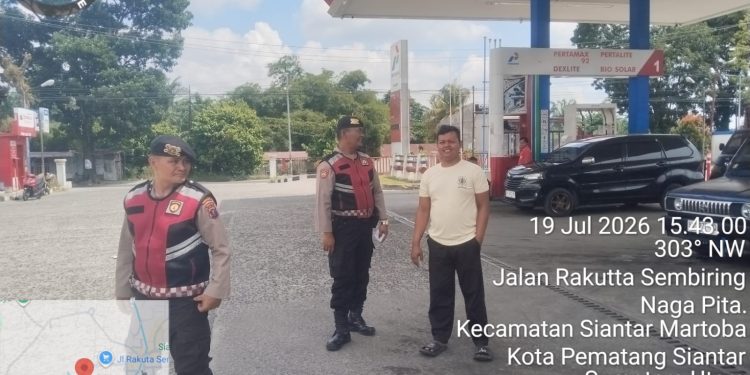 Pastikan Distribusi BBM Aman, Sat Samapta Polres Pematangsiantar Siaga Amankan Aktivitas di SPBU Pastikan Distribusi BBM Aman, Sat Samapta Polres Pematangsiantar Siaga Amankan Aktivitas di SPBU