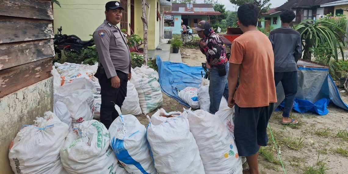 Dukung Ketahanan Pangan, Bhabinkamtibmas Polsek Siantar Marihat Dampingi Petani Jagung Hingga Siap Jual ke Bulog