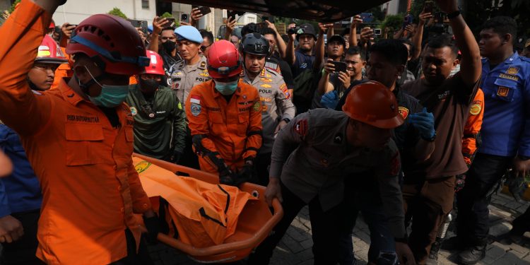 Seluruh Korban Ledakan Rumah Mewah di Grand Polonia Berhasil Dievakuasi Seluruh Korban Ledakan Rumah Mewah di Grand Polonia Berhasil Dievakuasi
