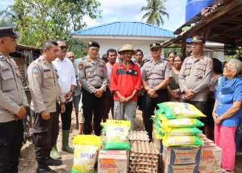 Wujud Kepedulian Pasca Banjir, Polres Tapanuli Tengah Salurkan Paket Sembako untuk Warga Hutanabolon