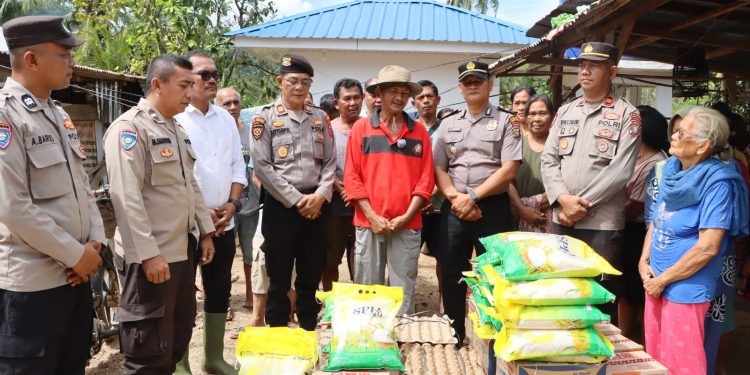 Wujud Kepedulian Pasca Banjir, Polres Tapanuli Tengah Salurkan Paket Sembako untuk Warga Hutanabolon