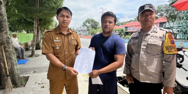 Sambangi PKL di Jalan Gereja, Bhabinkamtibmas Polsek Siantar Selatan Edukasi Kamtibmas dan Sosialisasikan Call Center 110