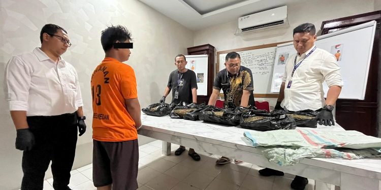 Simpan 9,4 Kg Ganja di Semak Belukar, Bandar di Percut Sei Tuan Diciduk Polisi Simpan 9,4 Kg Ganja di Semak Belukar, Bandar di Percut Sei Tuan Diciduk Polisi
