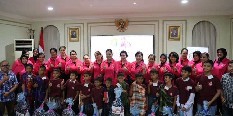 Humanis dan Peduli, Polrestabes Medan Bersama Bhayangkari Gelar Khitanan Massal Peringati HKGB ke-74 Humanis dan Peduli, Polrestabes Medan Bersama Bhayangkari Gelar Khitanan Massal Peringati HKGB ke-74