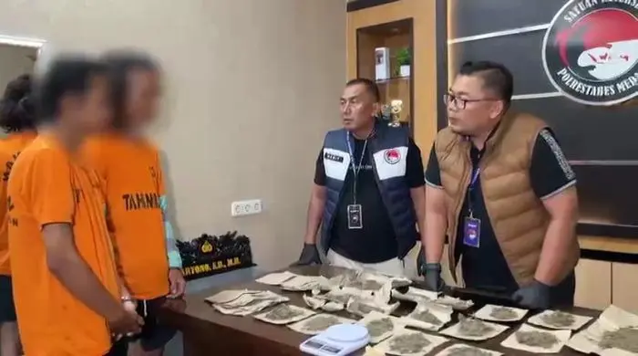 Pengembangan Kasus Antar Polisi ke Rumah Kos Mahasiswa, Lebih dari 260 Gram Ganja Disita Pengembangan Kasus Antar Polisi ke Rumah Kos Mahasiswa, Lebih dari 260 Gram Ganja Disita