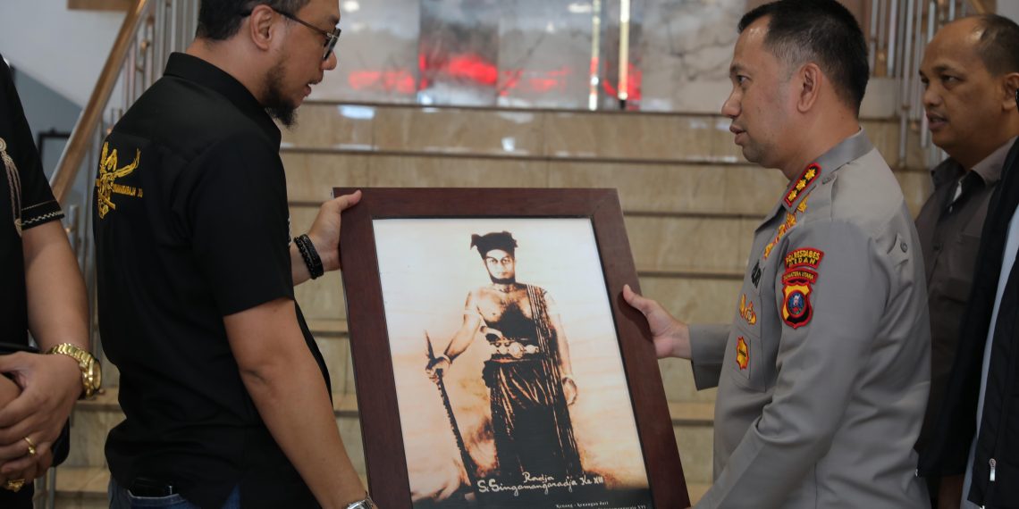 Lukisan Sisingamangaraja XII Jadi Simbol Sinergi dalam Audiensi DPC AMS XII dengan Kapolrestabes Medan