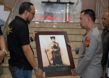 Lukisan Sisingamangaraja XII Jadi Simbol Sinergi dalam Audiensi DPC AMS XII dengan Kapolrestabes Medan